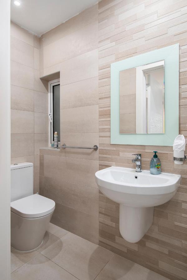 Saint Julian's Sea View Apartment 2 Bedrooms 2 Bathrooms, 2 Minutes Away From The Sea מראה חיצוני תמונה